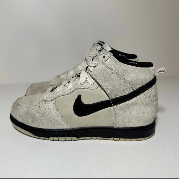 NIKE KIDS DUNK HIGH SHOES SIZE 1.5Y (905353-051) LIGHT BONE SUEDE and Black. - Picture 1 of 9